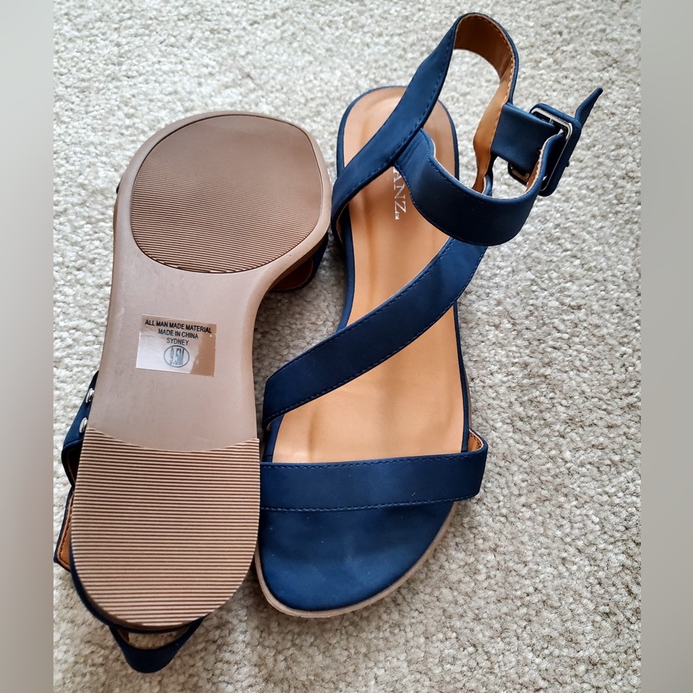 Solanz women’s navy blue sandals, size 9.5 never worn